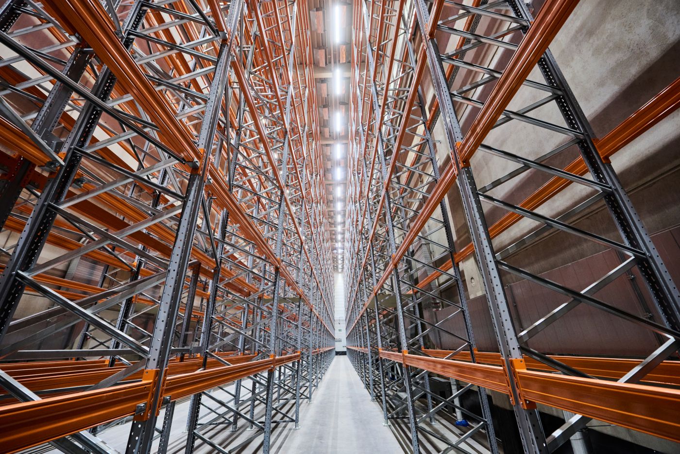 Blick zwischen die Regale Blick zwischen die Regale