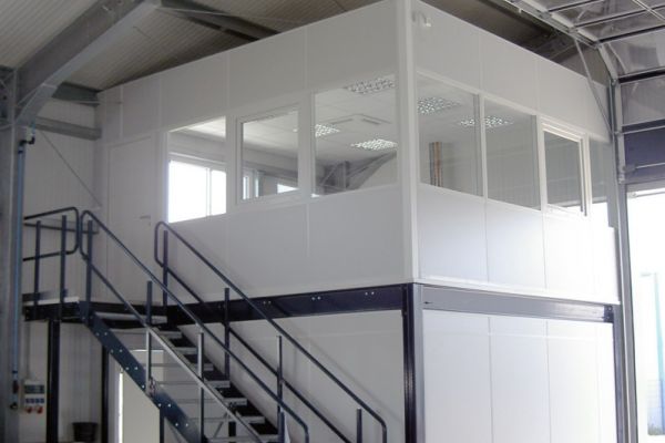 Lagerbühne mit Hallenbüro